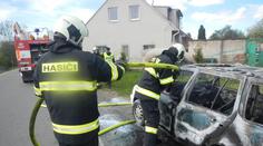 Zlitý mladík ukradl mámino auto, po bouračce začalo hořet