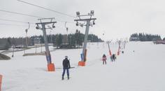 Tragédie na sjezdovce. Snowboardista zemřel v Beskydech po nárazu do stromu