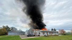 Letadlu se nepovedlo přistání, zasáhlo hangár na Kolínsku. Zemřel jeden člověk