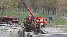 Traktor skončil v rybníku. Nad vodou ho držel valník se dřevem