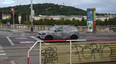 Maskovaná dacia křižuje ulice Prahy. Co se skrývá pod kamufláží?