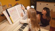 Anička (6) miluje hraní na piano. Rodina si ho nemohla dovolit, pomohl Patron dětí