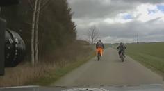 Policejní honička na východě Čech: Motorkář skončil na louce v poutech