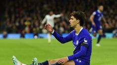Nešťastná premiéra pro Félixe. Po drsném faulu byl vyloučen a Chelsea prohrála