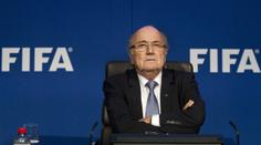 Ex-šéf organizace FIFA čelí dalšímu obvinění, vyšetřují ho pro zpronevěru
