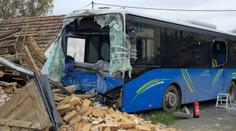 Autobus u Plzně naboural do stodoly. Dva zranění, řidiče museli vyprostit