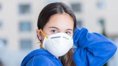 Respirátory už skoro nepotřebujete. Tato pravidla ale platí dál. PŘEHLED