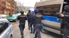 Policisté zneškodnili muže, který v Praze hrozil odpálením bomby