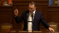 Drsné scény ve Sněmovně. Šéf poslanců SPD začal vulgárně nadávat