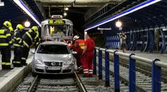 Opilý cizinec vjel v Praze na koleje! Vůz musela odtáhnout tramvaj
