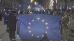 Protesty v Gruzii neutichají. Policie zakročila proti opozičním lídrům