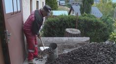 Lidé vzali uhlí na zatápění útokem. Nejsou ale vagóny na jeho rozvoz