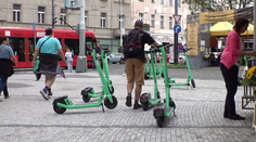 Policisté v Praze rozdávali pokuty koloběžkářům a cyklistům