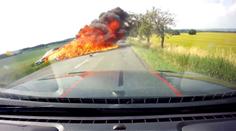 Děsivé video jako varování: Motorka při nehodě zapálila auto s malým dítětem