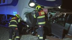 Tragédie na Chrudimsku. Vlak na přejezdu smetl auto, řidič na místě zemřel
