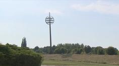 Rekonstrukce hradeckého fotbalového stadionu: K zemi jdou poslední věže s reflektory