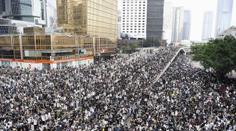 Masové protesty v Hongkongu, desítky tisíc lidí zablokovaly ulice