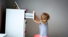 IKEA stahuje z prodeje další komodu. Může se převrátit a zabít dítě