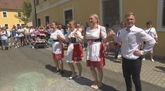 Ve středních Čechách se konaly Staročeské máje. Nechyběly ani tradiční kroje