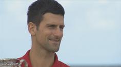 Světová jednička má problém s vízy, Djokovič uvázl na letišti