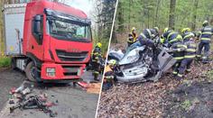 Kamion u Říčan sešrotoval osobní auto. Řidiče museli vyprošťovat hasiči