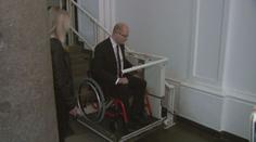 Premiér Bohuslav Sobotka invalidou! Takhle si na vozíku vede