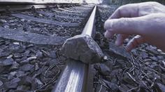 Vlak na Českolipsku opět najel na nastražené kamení. Pachateli hrozí vězení
