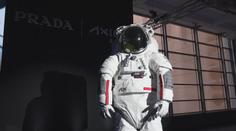 Značka Prada představila novinku. Výsledkem je vesmírná kombinéza