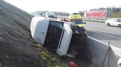 Vážná nehoda uzavřela dálnici D6, na D1 vyletěla dodávka za hrazení