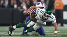 Tak to je pech. Hvězdný quarterback se při premiéře za nový tým vážně zranil
