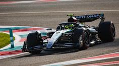 Krutý konec u Mercedesu. Hamilton měl v kvalifikaci smůlu, najel na patník