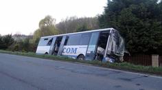 U Slaného sjel autobus do příkopu a narazil do plotu, 5 zraněných!