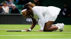 Serena to opět nedokáže. Uklouzla na trávě a v slzách skrečovala