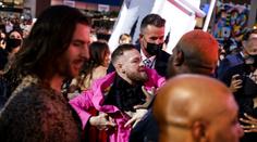 McGregor na červeném koberci napadl slavného rappera. Odmítl prý fotku