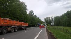 Tragický začátek týdne: Na Pardubicku bourala sanitka, u Prahy kamiony