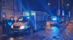 Požár zničil starodávnou roubenku. V Karlíně zase od stromku chytl celý byt