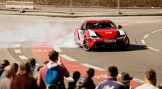Tomu se říká drift! Kalle Rovanperä v Praze pořádně předvedl Toyotu Supra