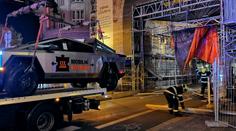Odtahová služba s naloženým Cybertruckem strhla část lešení na Prašné bráně