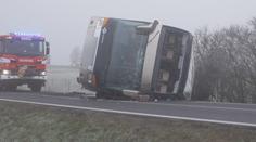 Řidiči hrozí až 5 let vězení. Před 2 lety převrátil autobus plný studentů