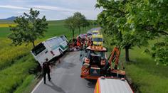 Autobus plný žáků cestou na plavání havaroval. Záchranáři odvezli 13 zraněných dětí