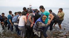 Migranti se pokusili přeplavat na trajekt. Přístav Calais se zastavil