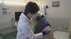 Epidemie má doznívat několik týdnů. Školy vyhlašují chřipkové prázdniny