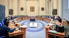 Vláda schválila navýšení životního minima. Některé dávky porostou