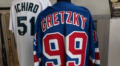Pomoc od legendy. Obcím zasaženým tornádem pomůže Wayne Gretzky