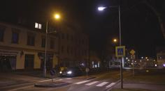 Města kvůli úsporám vypínají veřejné osvětlení. Někteří lidé to chválí, jiní kritizují