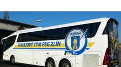 Fanoušek propíchl gumu zlínského autobusu! Škoda je přes 10 tisíc korun