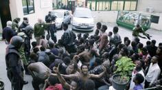 Migranti vzali útokem hranice EU, až 500 jich překonalo obří plot