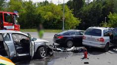 V Plzni se srazila tři auta. V péči záchranářů skončilo devět lidí