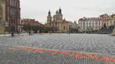 Ke křížům za oběti pandemie přibyl další vzkaz. Autory hledá policie