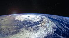 V Atlantiku se objevilo „monstrum“. Někdo se dívá, žertují meteorologové